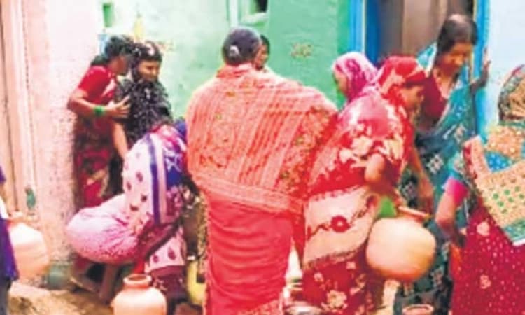 ಆಳಂದ: ಹಿರೋಳಿಯಲ್ಲಿ ನೀರಿಗಾಗಿ ನಿಲ್ಲದ ಹಾಹಾಕಾರ-ದೇಗುಲದ ಬಾವಿಗೆ ನೂಕುನುಗ್ಗಲು