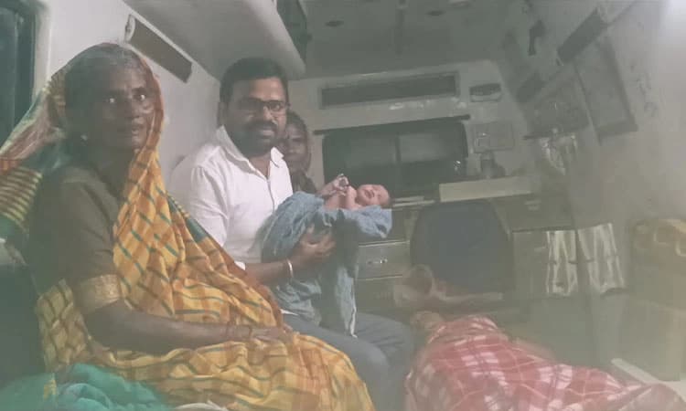 Hospete: ಅಂಬ್ಯಲೆನ್ಸ್ ನಲ್ಲೇ ಹೆರಿಗೆ; ಹೆಣ್ಣು ಮಗು ಜನನ