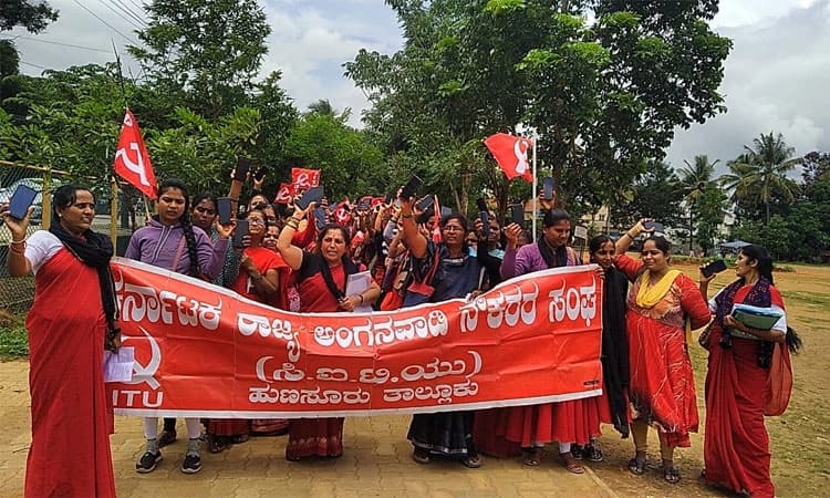 HUNSUR: ಗುಣಮಟ್ಟದ ಮೊಬೈಲ್, ಕನಿಷ್ಟ ವೇತನ ಜಾರಿಗೆ ಆಗ್ರಹಿಸಿ ಪ್ರತಿಭಟನೆ