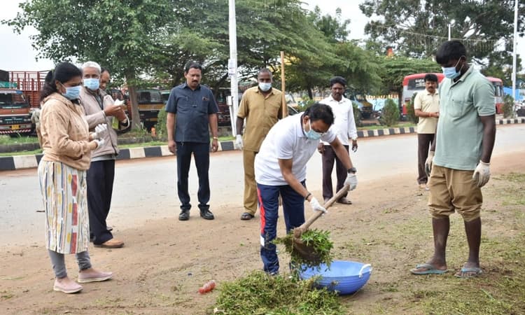ಬೆಳ್ಳಂಬೆಳಗ್ಗೆ ಸ್ವಚ್ಛತಾ ಕಾರ್ಯಕ್ಕೆ ಇಳಿದ ಚಿಕ್ಕಬಳ್ಳಾಪುರ ಜಿಲ್ಲಾಧಿಕಾರಿ…