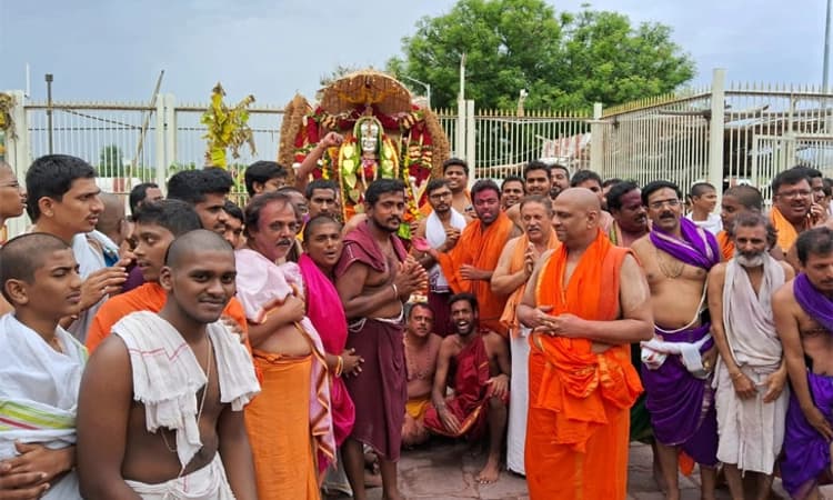 ನವವೃಂದಾವನಗಡ್ಡಿ: ಶ್ರೀಜಯತೀರ್ಥರ ಉತ್ತರರಾಧನೆ; ಶ್ರದ್ಧಾ ಭಕ್ತಿಯಿಂದ ಆಚರಣೆ