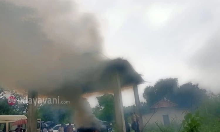 ಮಳೆಯಲ್ಲೇ ಶವ ಸಂಸ್ಕಾರ ನಡೆಸಿದ ಕುಟುಂಬಸ್ಥರು