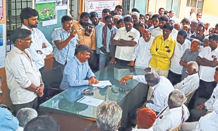 ಅನ್ಯ ಸಮುದಾಯದ ಯುವತಿ ಜೊತೆ ಮದುವೆ: ಬಹಿಷ್ಕಾರ ಹಾಕಿದ ತಿಗಳ ಸಮುದಾಯ ಮುಖಂಡರು