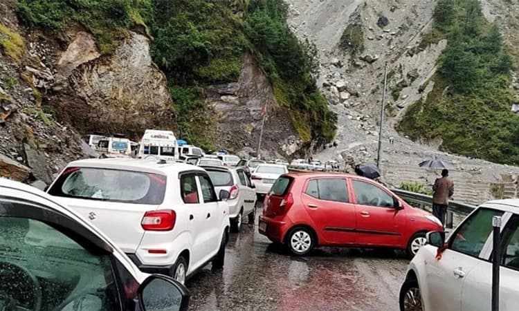 Uttarakhand ಭಾರೀ ಮಳೆ; ಬದರಿನಾಥ ಹೆದ್ದಾರಿ ಬಂದ್: ಭಕ್ತರ ಪರದಾಟ