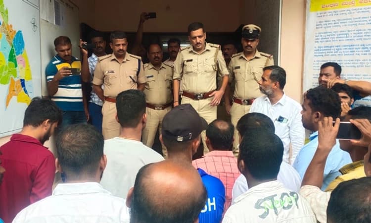 ಯುವಕರ ಮೇಲೆ ಹಲ್ಲೆ: ಆರೋಪಿಗಳನ್ನು ಬಂಧಿಸುವಂತೆ ಆಗ್ರಹಿಸಿ ಠಾಣೆ ಎದುರು ಪ್ರತಿಭಟನೆ