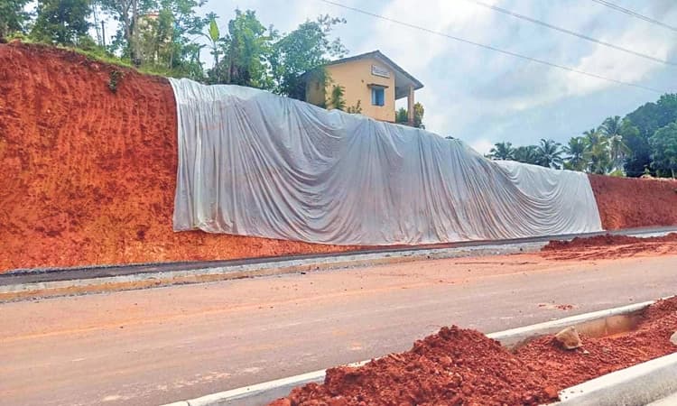 ಪಶುಚಿಕಿತ್ಸಾ ಕಟ್ಟಡ ಕುಸಿಯದಂತೆ ಟಾರ್ಪಾಲ್‌ ಬಲ!