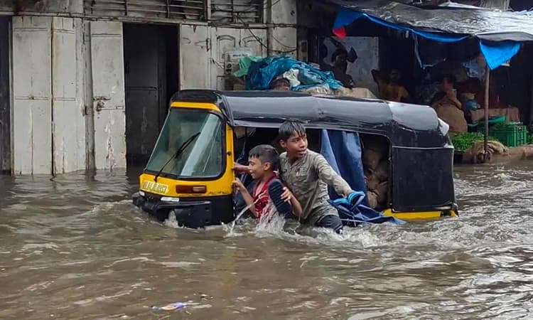 ಮುಂಬೈನಲ್ಲಿ ಧಾರಾಕಾರ ಮಳೆ: ಮರ ಬಿದ್ದು ಓರ್ವ ಮೃತ್ಯು