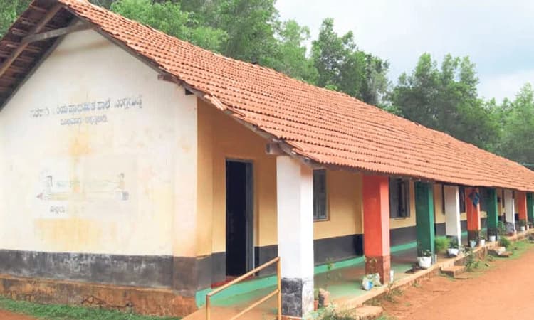 ಶಿಥಿಲಗೊಂಡ ಕಟ್ಟಡ, ಶಿಕ್ಷಕರ ಕೊರತೆ