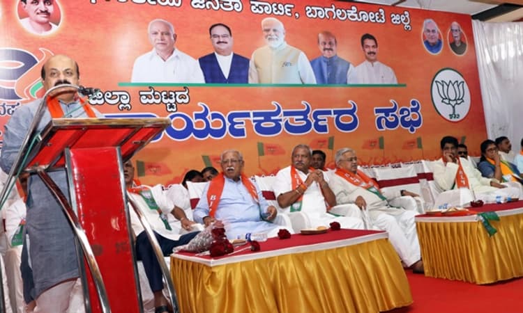 ಸಿದ್ದು ಸೀಟು ಅಲ್ಲಾಡ್ಸು… ಅಲ್ಲಾಡ್ಸು… ಹಾಡಿನಂತಾಗಿದೆ: ಬೊಮ್ಮಾಯಿ ಟೀಕೆ