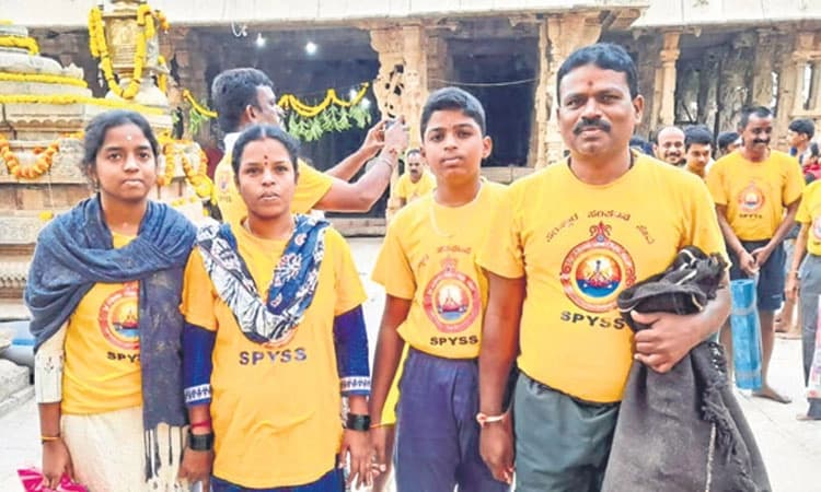 ಒಂದೇ ಕುಟುಂಬದ ನಾಲ್ವರೂ ಯೋಗ ಶಿಕ್ಷಕರು!