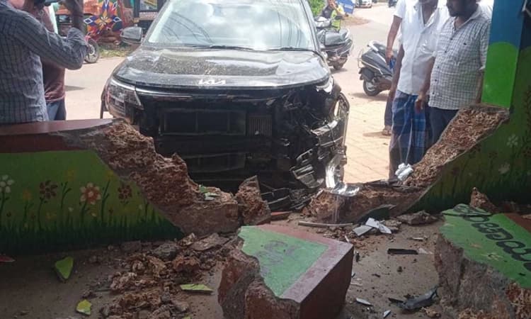 ಸ್ಕೂಟರ್‌ಗೆ ಢಿಕ್ಕಿ ಹೊಡೆದು ನಿಯಂತ್ರಣ ತಪ್ಪಿದ ಕಾರು ಬಸ್‌ ನಿಲ್ದಾಣಕ್ಕೆ ಢಿಕ್ಕಿ