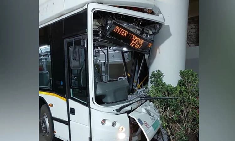 Bengaluru Airport; ಕಂಬಕ್ಕೆ ಡಿಕ್ಕಿ ಹೊಡೆದ ಬಸ್: ಹತ್ತು ಮಂದಿಗೆ ಗಾಯ