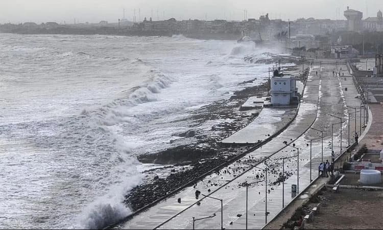 Biperjoy: ಗುಜರಾತ್‌ಗೆ “ವ್ಯಾಪಕ ಹಾನಿ” ಭೀತಿ -ಚಂಡಮಾರುತದ ತೀವ್ರತೆ ಅಲ್ಪ ಕುಸಿತ