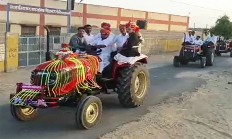 Viral Video: 51 ಕಿ.ಮೀ ಮದುವೆ ಮೆರವಣಿಗೆಗೆ 51 ಟ್ರ್ಯಾಕ್ಟರ್- ಒಂದಕ್ಕೆ ವರನೇ ಡ್ರೈವರ್‌!