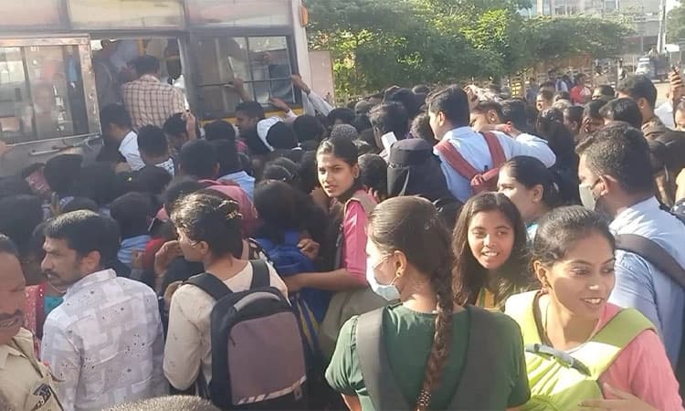 Shakthi Yojane ಘೋಷಣೆಯಾದ ಬೆನ್ನಲ್ಲೇ ಬಸ್‌ ವ್ಯವಸ್ಥೆ ಸರಿಯಾಗಿಲ್ಲದೇ ಪ್ರಯಾಣಿಕರ ಪರದಾಟ