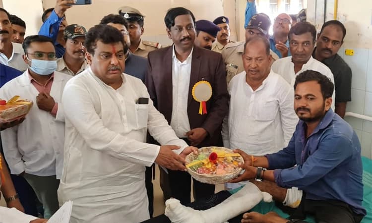 Vijayapura: ಹೋರಿ ಇರಿತದ ಗಾಯಾಳುಗಳ ಯೋಗಕ್ಷೇಮ ವಿಚಾರಿಸಿದ ಸಚಿವ ಪಾಟೀಲ್