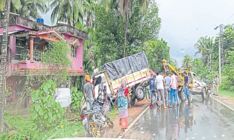 ಚಾರ್ಮಾಡಿ: ಟಿಟಿ, ತರಕಾರಿ ಸಾಗಾಟ ವಾಹನ ಪಲ್ಟಿ