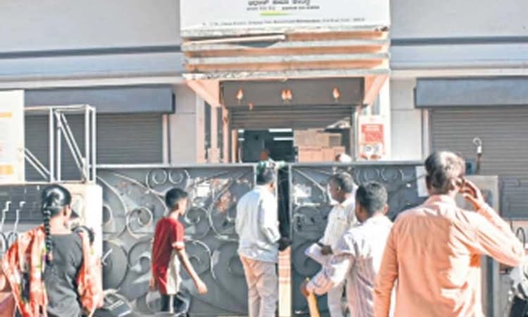 ಹುಬ್ಬಳ್ಳಿ: ಆಧಾರ್‌ ಕೇಂದ್ರಗಳಿಗೆ ಮುಗಿಬಿದ್ದ ಜನತೆ