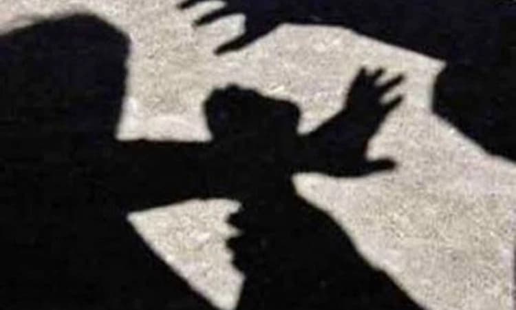 ಅಸಭ್ಯ ವರ್ತನೆ: ಯುವಕನಿಗೆ ವಿದ್ಯಾರ್ಥಿನಿಯಿಂದ ಚಪ್ಪಲಿಯೇಟು