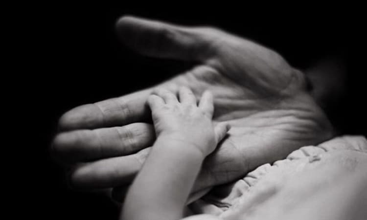 ಮಗುವಿನ ನರ ಕತ್ತರಿಸಿ ಹತ್ಯೆ; ಕತ್ತು ಕೂಯ್ದುಕೊಂಡ ತಾಯಿ ಸ್ಥಿತಿ ಗಂಭೀರ