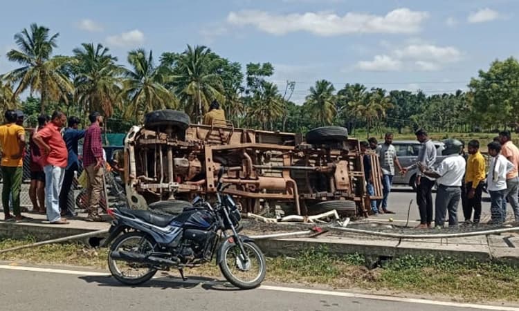 Ramanagara: ಮಾವಿನಕಾಯಿ ತುಂಬಿದ್ದ ವಾಹನ ಪಲ್ಟಿ