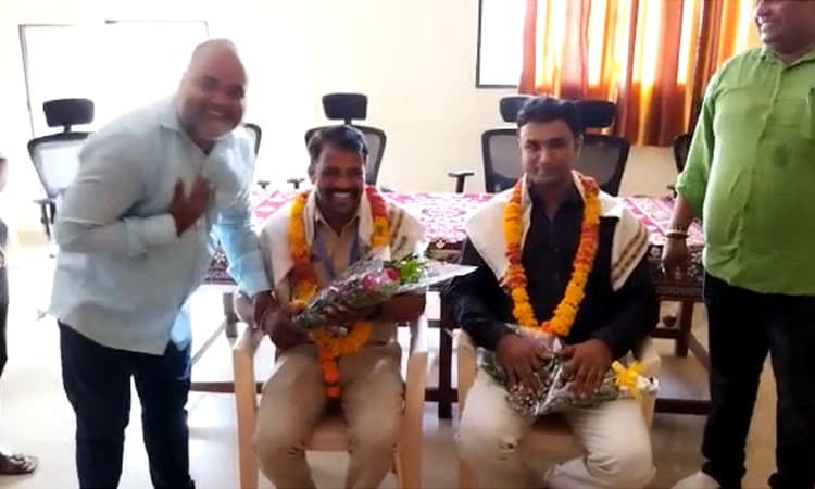 ವರ್ಗಾವಣೆಗೊಂಡ ಫಾರ್ಮಸಿ ಅಧಿಕಾರಿ ಹಾಗೂ ಆಂಬುಲೆನ್ಸ್ ಚಾಲಕ ಸೋಮನಗೌಡ.ಸಿ.ಎಂ ಅವರಿಗೆ ಸನ್ಮಾನ