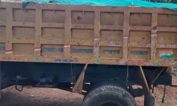 Hunsur; ಅಕ್ರಮ ಮರಳು ಸಾಗಾಟ;ಟಿಪ್ಪರ್‌ ಗಳು ವಶ, ಚಾಲಕರು ಪರಾರಿ