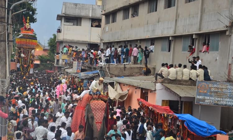Gadag ವಿರೇಶ್ವರ ಪುಣ್ಯಾಶ್ರಮದಲ್ಲಿ ಅದ್ದೂರಿ ಮಹಾರಥೋತ್ಸವ