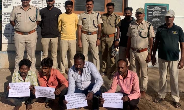 Chikkamagaluru ; ನಾಲ್ವರು ಕುಖ್ಯಾತ ಶ್ರೀಗಂಧ ಕಳ್ಳರ ಬಂಧನ