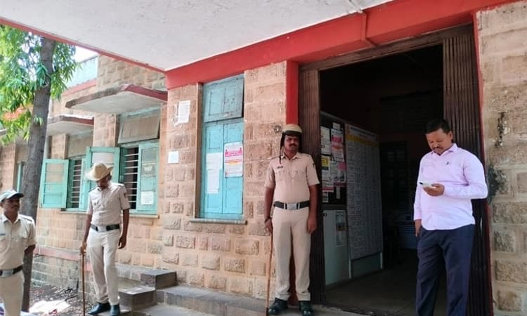 Vijayapura ಡಿಡಿಪಿಐ ಹುದ್ದೆಗೆ ಅಧಿಕಾರಿಗಳಿಬ್ಬರ ಕಿತ್ತಾಟ;ಪೊಲೀಸರ ಮಧ್ಯ ಪ್ರವೇಶ