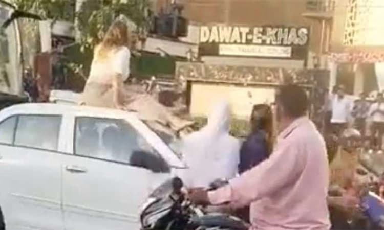 Watch Video: ಚಲಿಸುತ್ತಿರುವ ಕಾರಿನ ಟಾಪ್‌ ಮೇಲೆ ಕುಳಿತು ವಿದೇಶಿ ಮಹಿಳೆಯ ಹುಚ್ಚಾಟ!