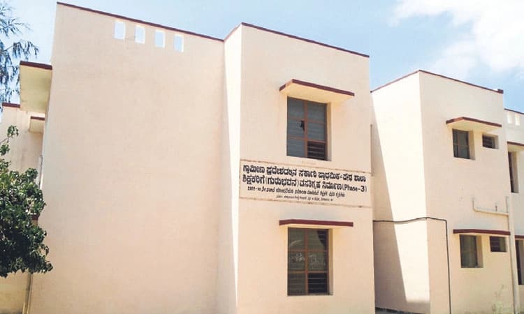 ನಿರ್ಲಕ್ಷ್ಯಕ್ಕೊಳಗಾದ ಪ್ರಾಥಮಿಕ- ಪ್ರೌಢಶಾಲಾ ಶಿಕ್ಷಕರ ವಸತಿ ಸಂಕೀರ್ಣ