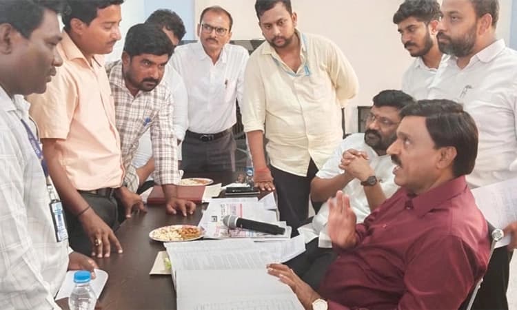 Gangavathi ನಗರಸಭೆ ಸಾಮಾನ್ಯಸಭೆ: ಶಾಸಕ ರೆಡ್ಡಿ ಅವರಿಂದ ಅಧಿಕಾರಿಗಳ ತರಾಟೆ