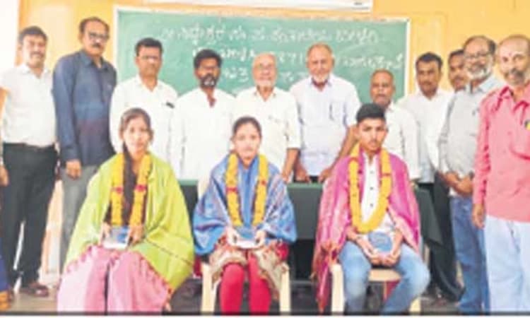 ಬೀಳಗಿ: ವಿದ್ಯಾರ್ಥಿಗಳು ಉನ್ನತ ಶಿಕ್ಷಣ ಪಡೆದುಕೊಳ್ಳಲಿ-ರೇವಡಿಗಾರ