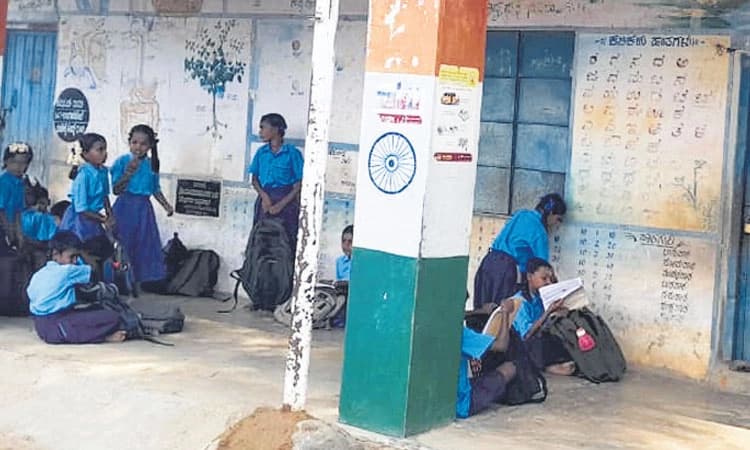 ಬೇರೆ ಕಡೆಗೆ ಶಿಕ್ಷಕಿ ನಿಯೋಜನೆ; ಶಾಲೆಗೆ ಗ್ರಾಮಸ್ಥರ ಬೀಗ! 