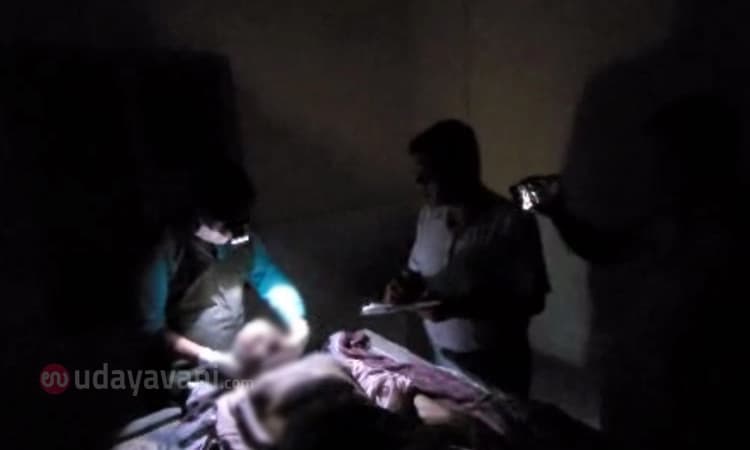 Shivamogga: ಮೊಬೈಲ್ ಟಾರ್ಚ್ ಬೆಳಕಿನಲ್ಲಿ ಪೋಸ್ಟ್ ಮಾರ್ಟಮ್ ಮಾಡಿದ ವೈದ್ಯರು