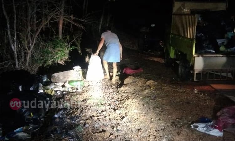 Road Side ತ್ಯಾಜ್ಯ ಎಸೆದವರ ಪತ್ತೆ ಹಚ್ಚಿ ಅವರಿಂದಲೇ ಶುಚಿಗೊಳಿಸಿದ ಕೊಳ್ನಾಡಿನ ಯುವಕರು