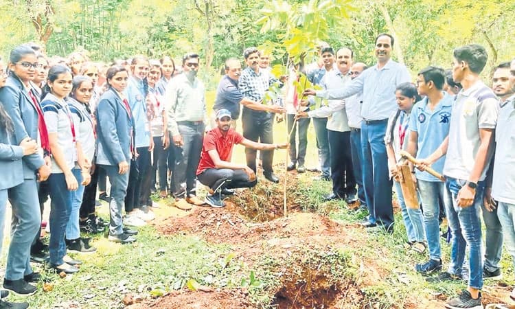 ನಿಮಿಷದಲ್ಲಿ ಸಾವಿರ ಸಸಿ ನೆಡುವ ಅಭಿಯಾನ
