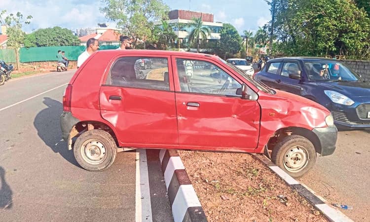 Perampalli: ಡಿವೈಡರ್‌ ಮೇಲೇರಿದ ಕಾರು!