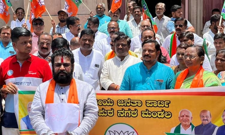 Umesh Karajola ವಿನೂತನ ಪ್ರತಿಭಟನೆ: ಕೈಗೆ ಬೇಡಿ-ಕೊರಳಲ್ಲಿ ಸಾಲದ ಫಲಕ