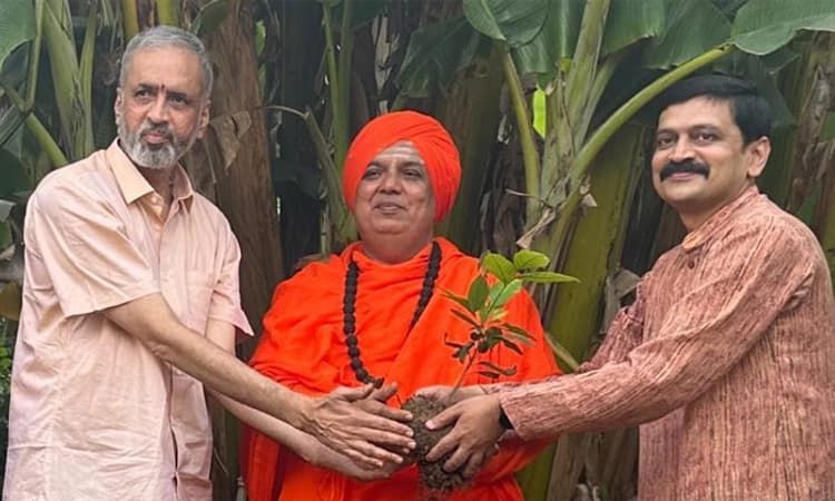 ಪ್ಲಾಸ್ಟಿಕ್ ಮುಕ್ತ ಭಾರತಕ್ಕೆ ಸಂಕಲ್ಪ ಮಾಡೋಣ: ಹುಕ್ಕೇರಿ ಶ್ರೀ