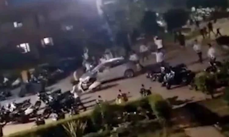 Video: ಸಿಗರೇಟ್‌ ವಿಚಾರ; ಕ್ಯಾಂಪಸ್‌ನಲ್ಲೇ ವಿದ್ಯಾರ್ಥಿಗಳು– ಭದ್ರತಾ ಸಿಬ್ಬಂದಿಗಳ ಮಾರಾಮಾರಿ