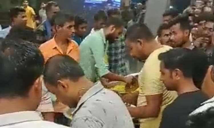 Bengaluru 1,500 ಕ್ಕೂ ಹೆಚ್ಚು ರೈಲು ಪ್ರಯಾಣಿಕರ ಪರದಾಟ ; ಸರಕಾರದ ನೆರವು