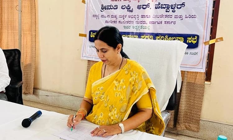 Bhadravathi ಮೊಮ್ಮಗಳನ್ನು ನೋಡಲು ಬಂದ ಸಚಿವೆ ಹೆಬ್ಬಾಳ್ಕರ್ ರಿಗೆ ಭರ್ಜರಿ ಸ್ವಾಗತ