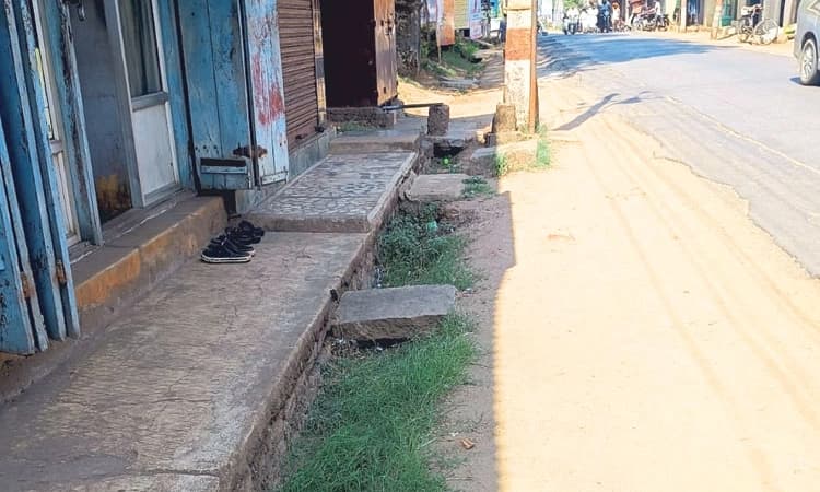 Malpe Main Road : ಸಮರ್ಪಕ ಚರಂಡಿ ಇಲ್ಲ; ಮಳೆಗಾಲದಲ್ಲಿ ರಸ್ತೆಯಲ್ಲೇ ಹರಿಯುತ್ತದೆ ನೀರು