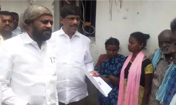 ಕಾಡಾನೆ ದಾಳಿಯಿಂದ ಮೃತಪಟ್ಟ ವೀರಭದ್ರ ಕುಟುಂಬಕ್ಕೆ 15 ಲಕ್ಷ ರೂ. ಪರಿಹಾರದ ಚೆಕ್ ವಿತರಣೆ