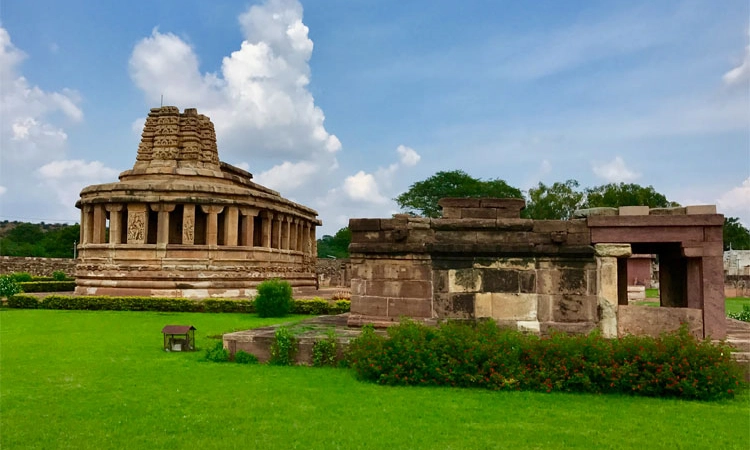 ಐಹೊಳೆ; 3 ದೇಗುಲಗಳ ಜೀರ್ಣೋದ್ಧಾರ; ಡಾ| ವೀರೇಂದ್ರ ಹೆಗ್ಗಡೆ ಜತೆ ಸರಕಾರ ಒಪ್ಪಂದಕ್ಕೆ ಸಹಿ