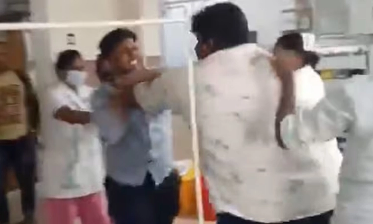 Vellore: ವೈದ್ಯ ವಿದ್ಯಾರ್ಥಿ ಹೇಳಿದ ಆ ಒಂದು ಮಾತಿಗೆ ಸಿಟ್ಟಾದ ಮಹಿಳಾ ರೋಗಿ ಮತ್ತು ಸ್ನೇಹಿತ