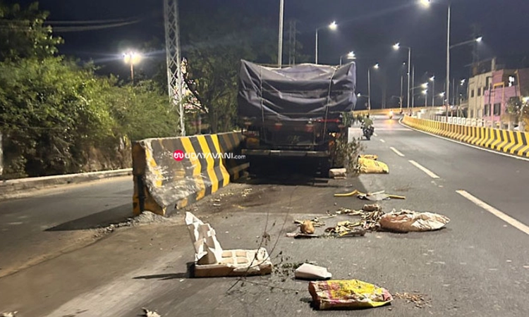 Shimoga ವಿದ್ಯಾನಗರ ಸೇತುವೆಗೆ ಲಾರಿ ಡಿಕ್ಕಿ; ಉದ್ಘಾಟನೆಯಾಗಿ ಹತ್ತೇ ದಿನಕ್ಕೆ ನಡೆಯಿತು ಘಟನೆ