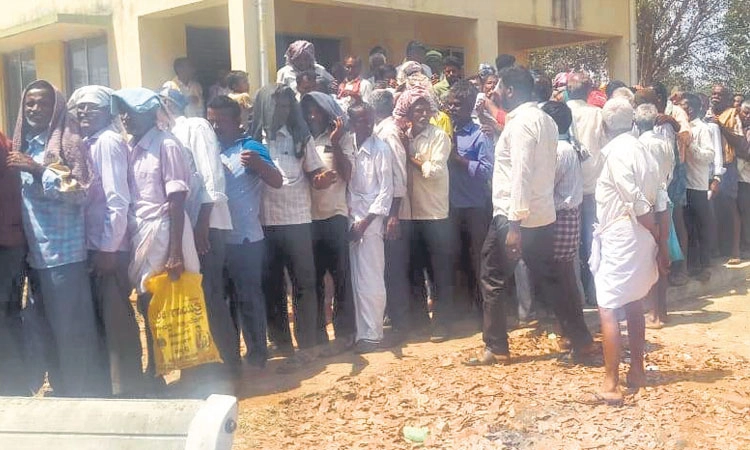 Farmers: ಕೊಬ್ಬರಿ; ನೋಂದಣಿಗಾಗಿ ರೈತರ ಜಾಗರಣೆ!
